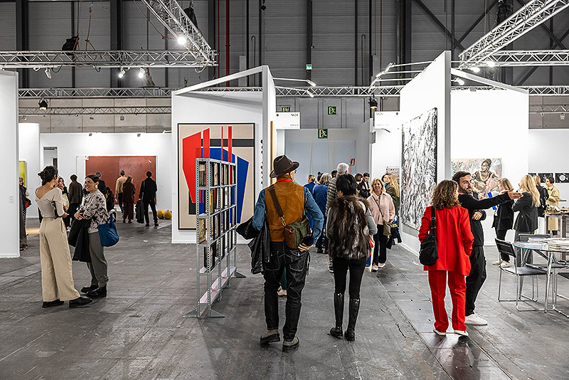 Arco 2025 - imagen de feria de arte con gente mirando cuadros