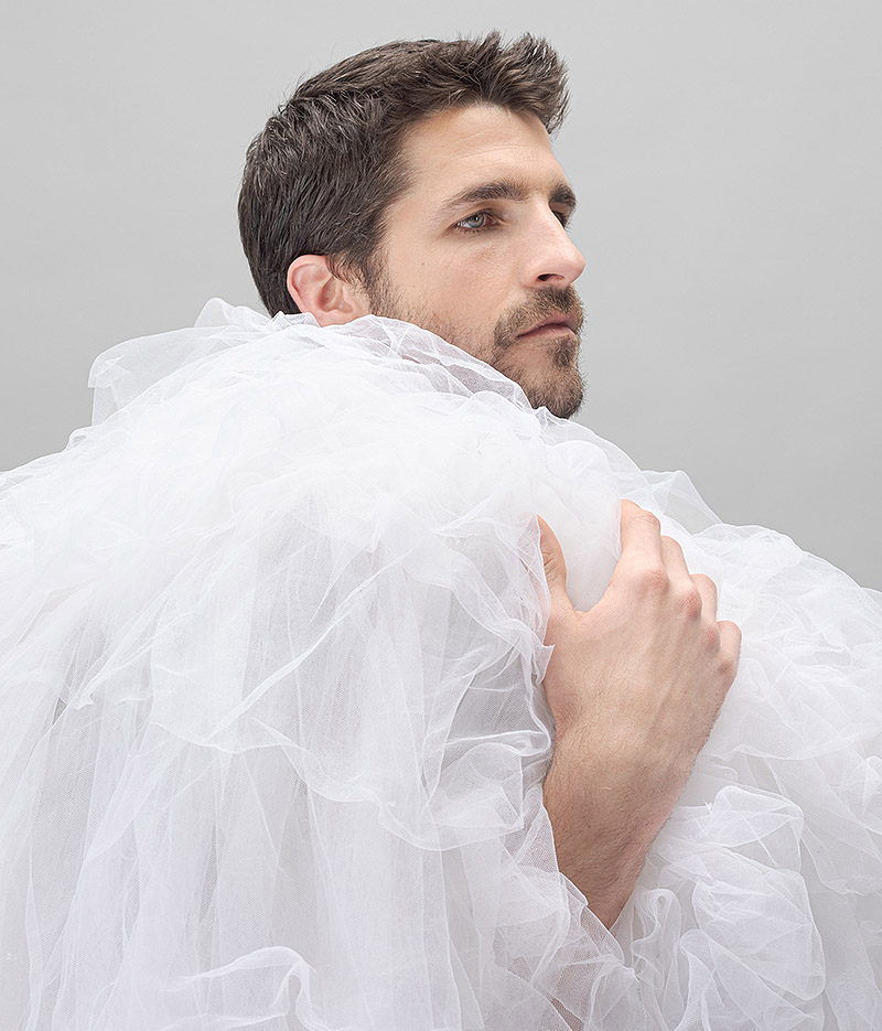 Compañia Nacional de Danza - Don Quijote - foto promocional del espectáculo - chico con barba on un tul blaco en el pecho