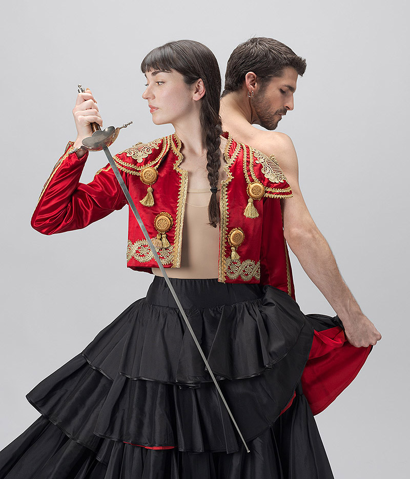 Compañia Nacional de Danza - Don Quijote - foto promocional del espectáculo - pareja de bailarines con trajes de torero