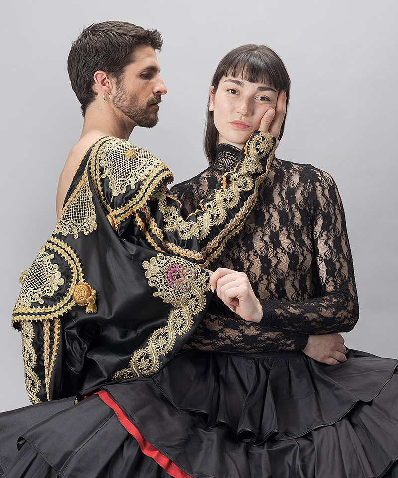 Compañia Nacional de Danza - Don Quijote - foto promocional del espectáculo - pareja de bailarines con trajes de torero