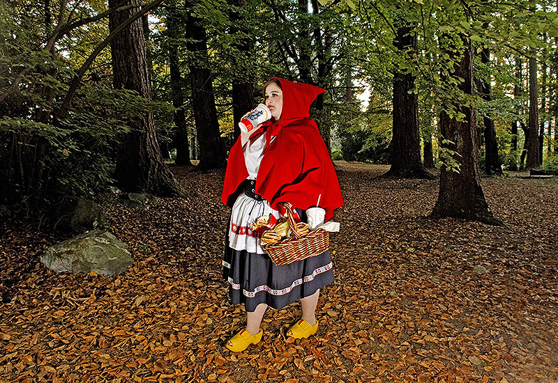 Dina Goldstein. fotogafía de mujer a caperucita roja