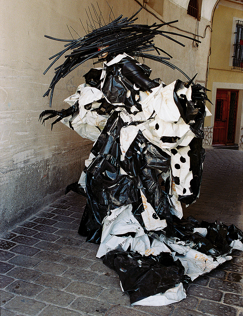 Disidencias Periféricas, escultura rara hecha con material de reciclaje