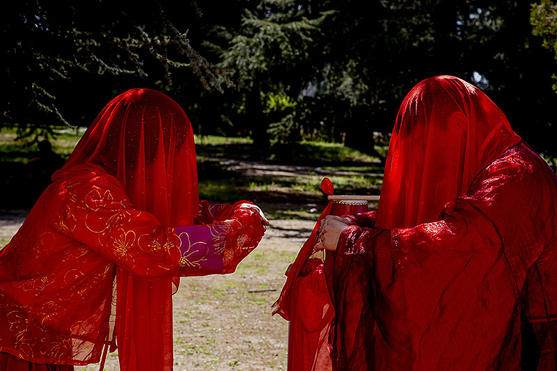 Disidencias Periféricas, performance se ven a 2 personas con túnicas rojas