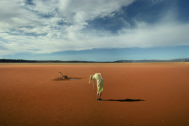 Ellen Kooi - foto de una mujer con un vestido amarillos en el desierto