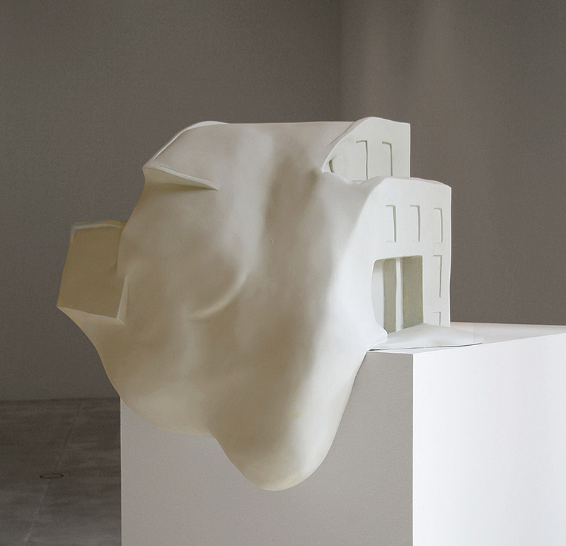 Erwin Wurm. A 70th-Birthday Retrospective. escultura de una casa derritiendose