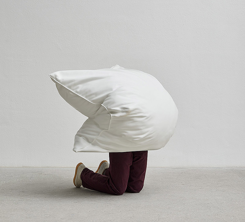 Erwin Wurm. A 70th-Birthday Retrospective. escultura de una almohada con piernas