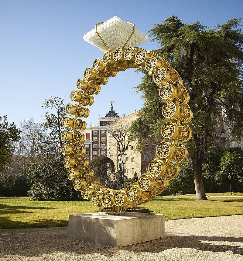 Instalación gigante en el jardín