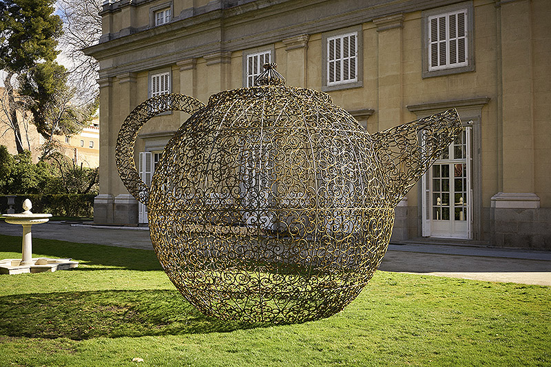 Imagen de escultura en el jardín