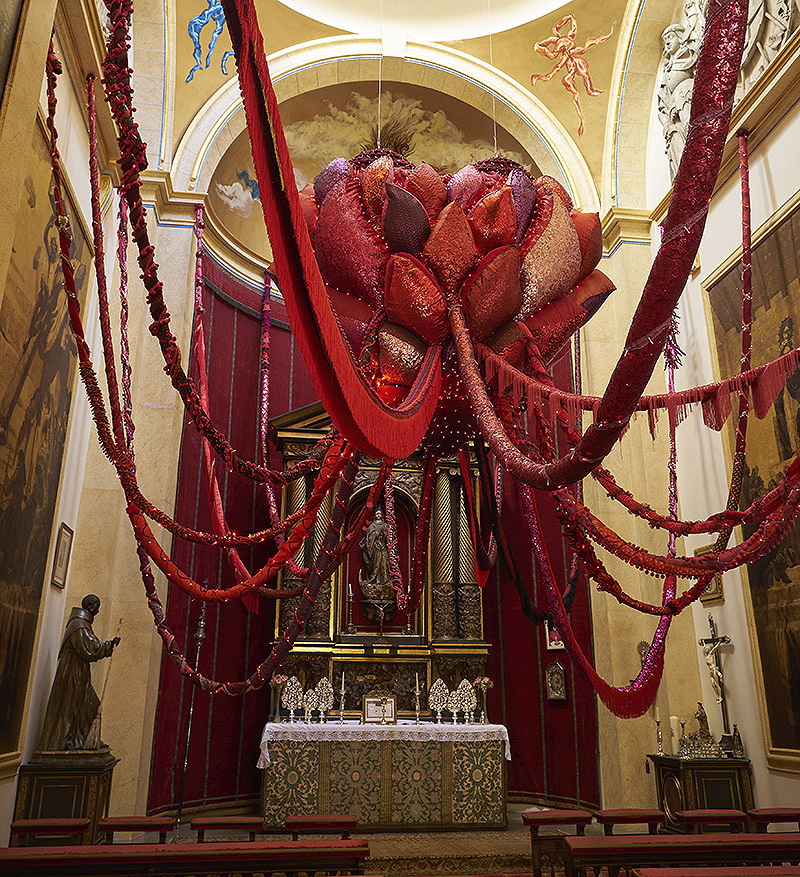 Escultura de croché gigante de color rojo