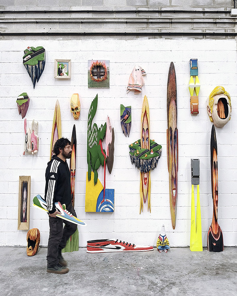 Kiko Miyares. La Vida Huracanada - foto del artista Kiko Miyares con esculturas de madera coloreadas