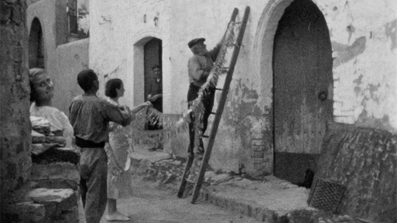 La Inesperada, fotograma de documental, se ve una imagen en blanco y negro de un pueblo