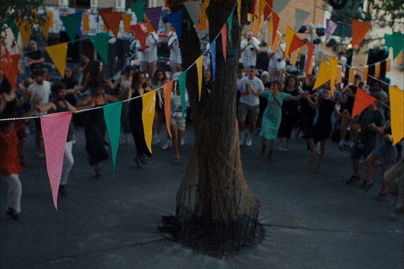 La Inesperada, fotograma de documental, se ve un arbol con banderolas