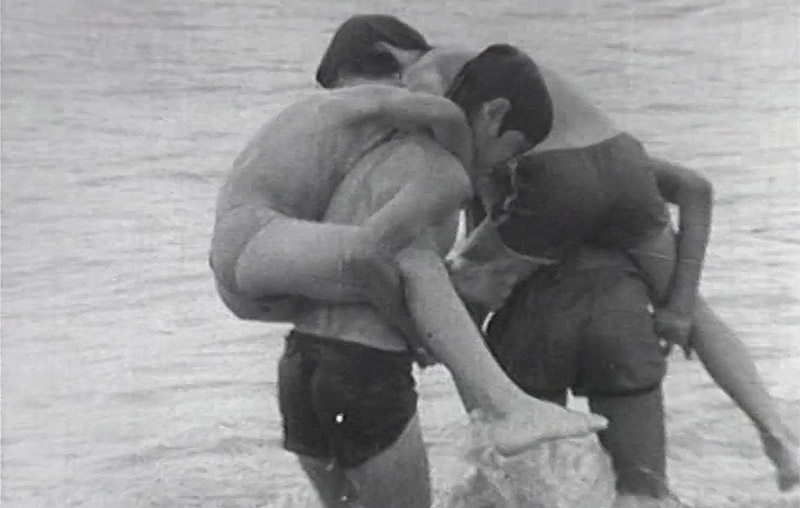 La Inesperada, fotograma de documental, se ve chicos jugando en la playa