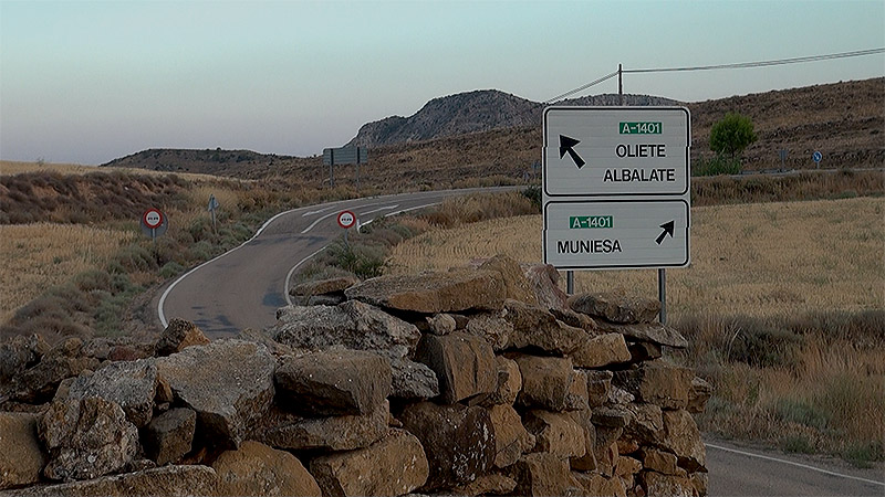 La Inesperada, fotograma de documental, se ve paisaje de carretera