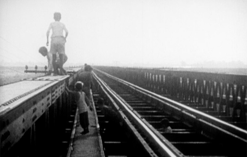 La Inesperada, fotograma de documental, se ve chicos en una estación