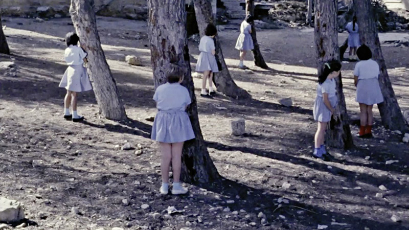 La Inesperada, fotograma de documental, se ve unas niñas jugando en un bosque