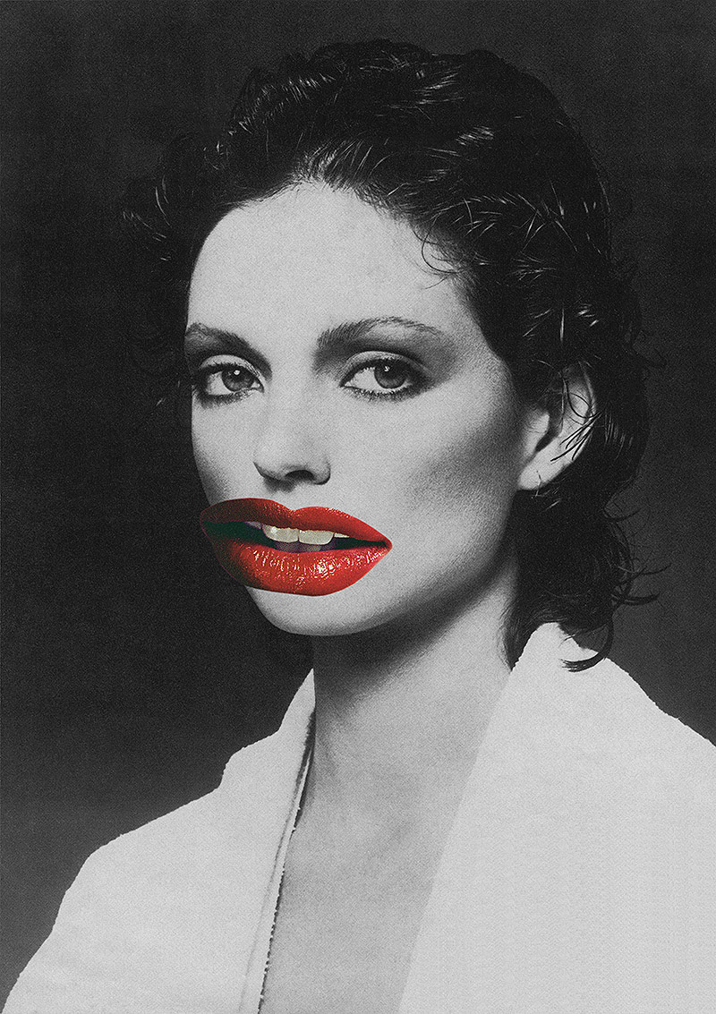 Fotografía en blanco y negro de mujer con los labios rojos