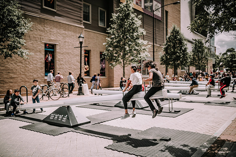 Llum BCN 2025. Instalación artística en una ciudad, la gente participa y se divierte