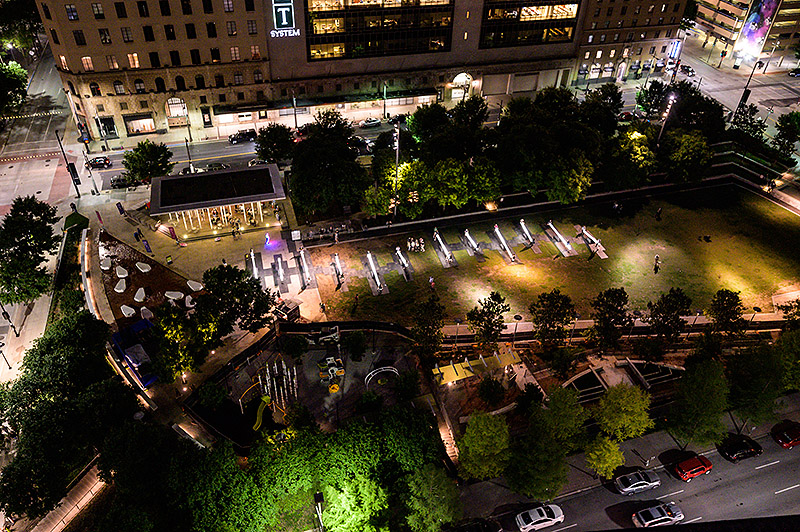 Llum BCN 2025. Instalación artística en una ciudad, la gente participa y se divierte