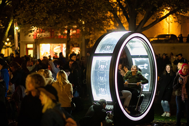 Llum BCN 2025. Instalación artística en una ciudad, la gente participa y se divierte