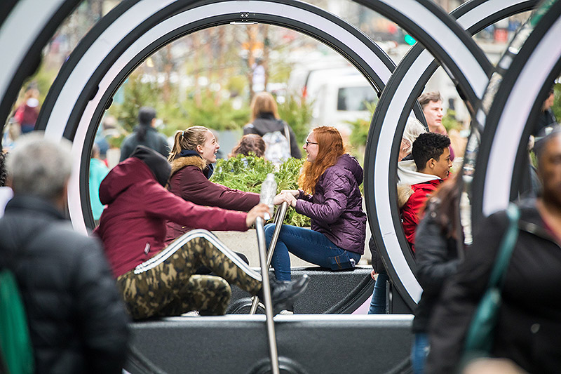 Llum BCN 2025. Instalación artística en una ciudad, la gente participa y se divierte