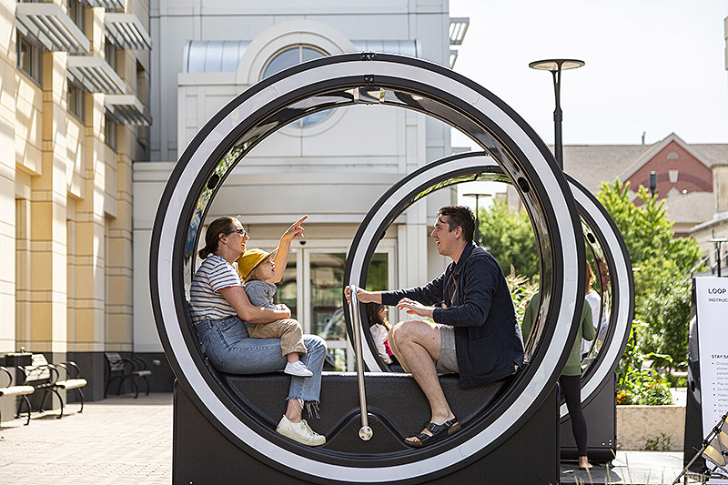 Llum BCN 2025. Instalación artística en una ciudad, la gente participa y se divierte