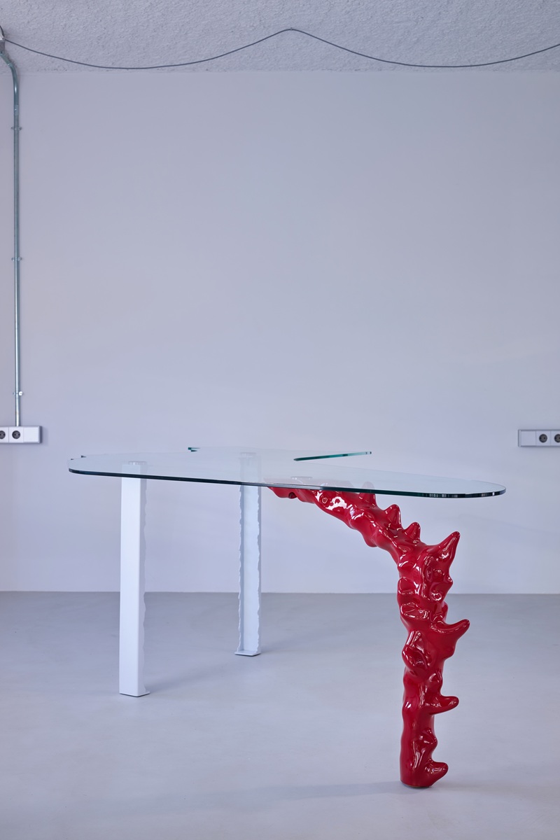 Mario-Montesinos-TransMorph: mesa de cristal con pata roja