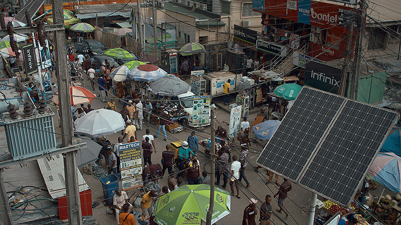 Mostra FIRE!! - fotograma de película, imagen de una calle de una ciudad africana