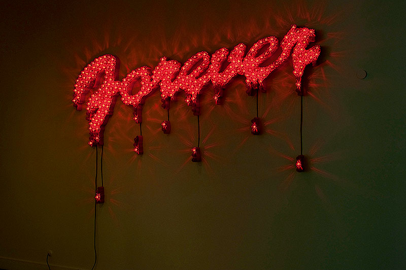 Imagen de las letras forever en rojo y con brillantes