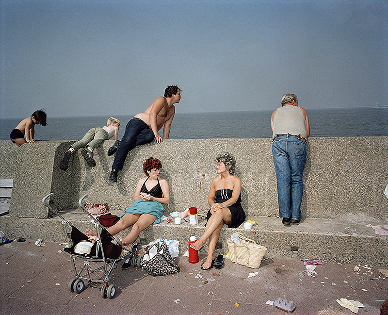 Yo soy Martin Parr, fotografía en la que se ve una familia mirando el mar