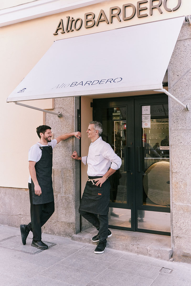 Restaurante Alto Bardero: los propietarios y chefs en la puerta del establecimiento