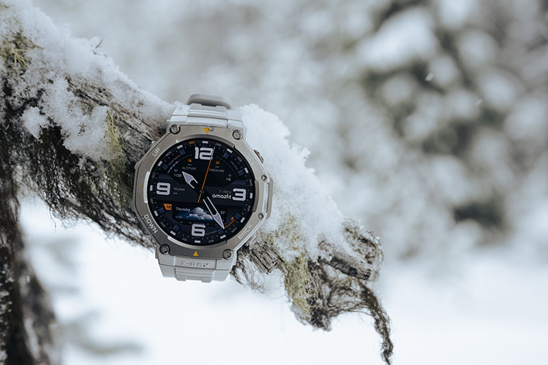 El Amazfit T-Rex 3 colocado sobre una rama nevada