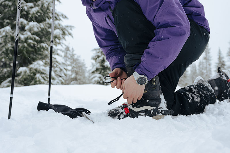 Un usuario lleva el Amazfit T-Rex 3 mientras practica senderismo en la nieve