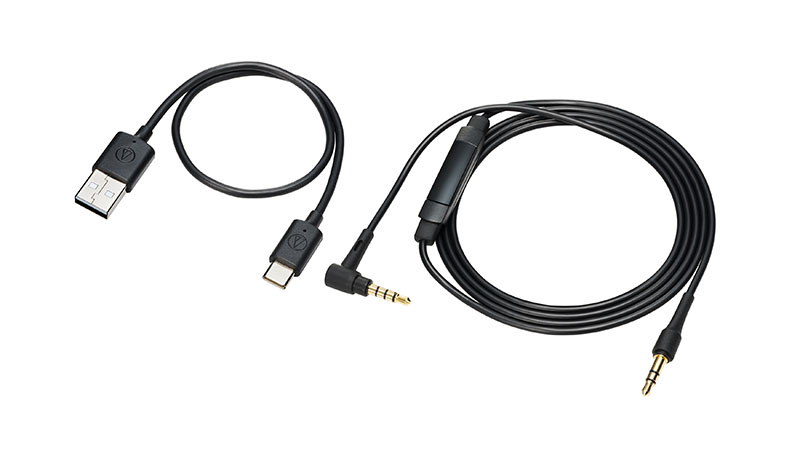 Un cable USB y un cable auxiliar para los auriculares inalámbricos Audio-Technica