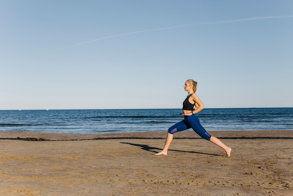 chica running barefoot