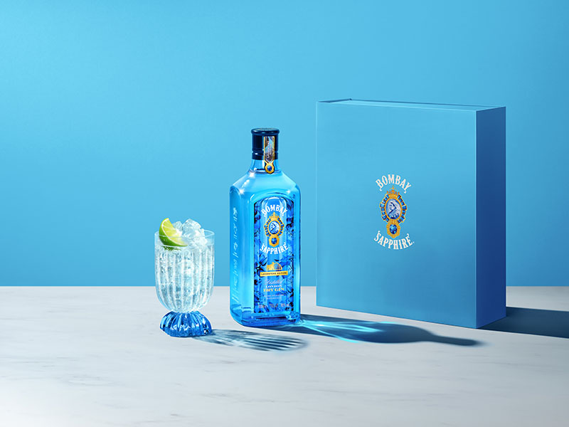 Edición limitada de Bombay Sapphire, con botella y copa