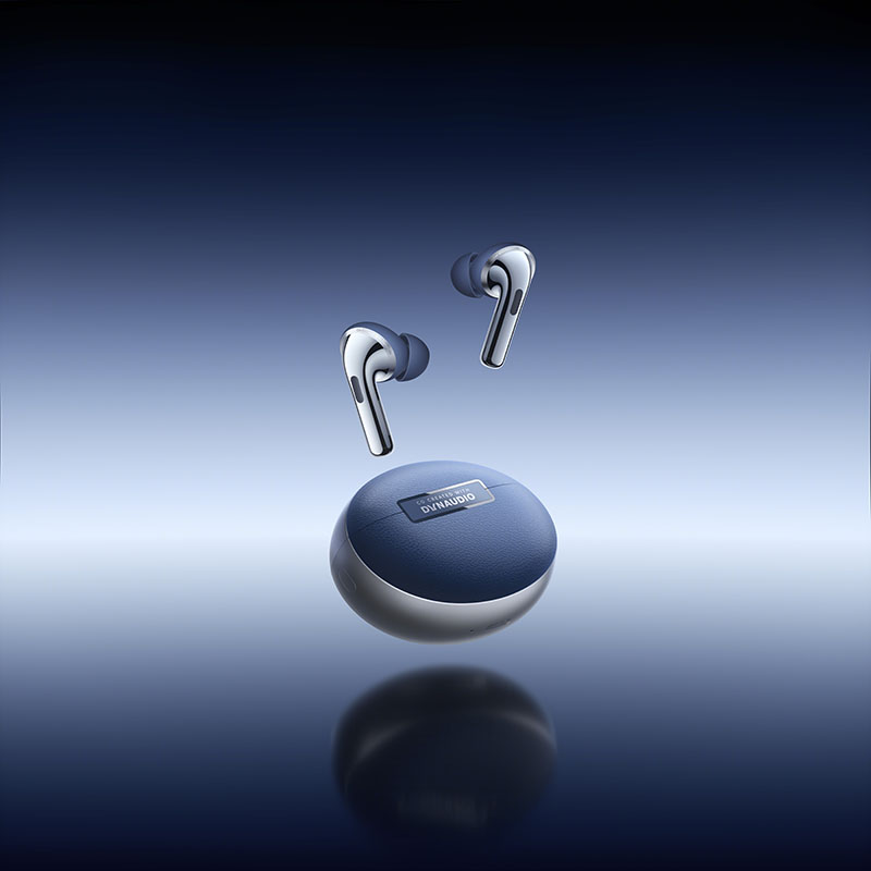 Buds Pro 3: foto de estudio de los auriculares inalámbricos OnePlus Buds Pro 3 azul zafiro y su estuche sobre fondo azul degradado.