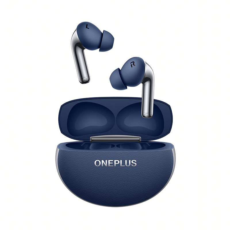 Buds Pro 3: foto de estudio de los auriculares inalámbricos OnePlus Buds Pro 3 azul zafiro y su estuche sobre fondo blanco.