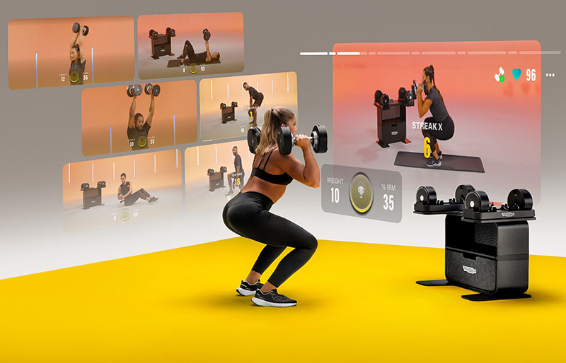 Mujer entrenando con las Connected Dumbbells, mancuernas de Technogym