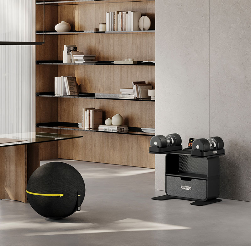 Connected Dumbbells, mancuernas de Technogym, en el salón de una casa