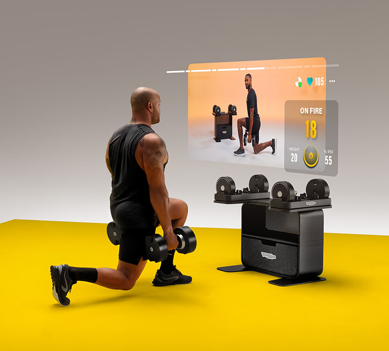 Hombre entrenando con las Connected Dumbbells, mancuernas de Technogym