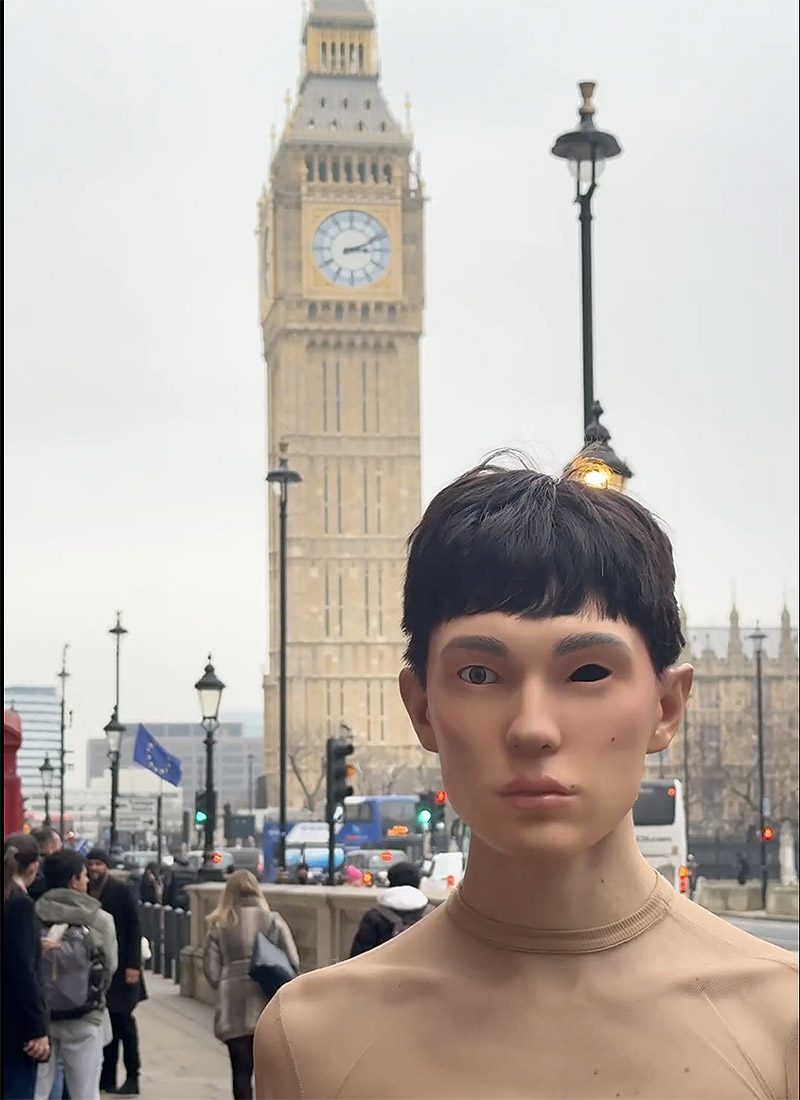 Filip Custic - performance in london. Un chico semidesnudo paseando por Londres