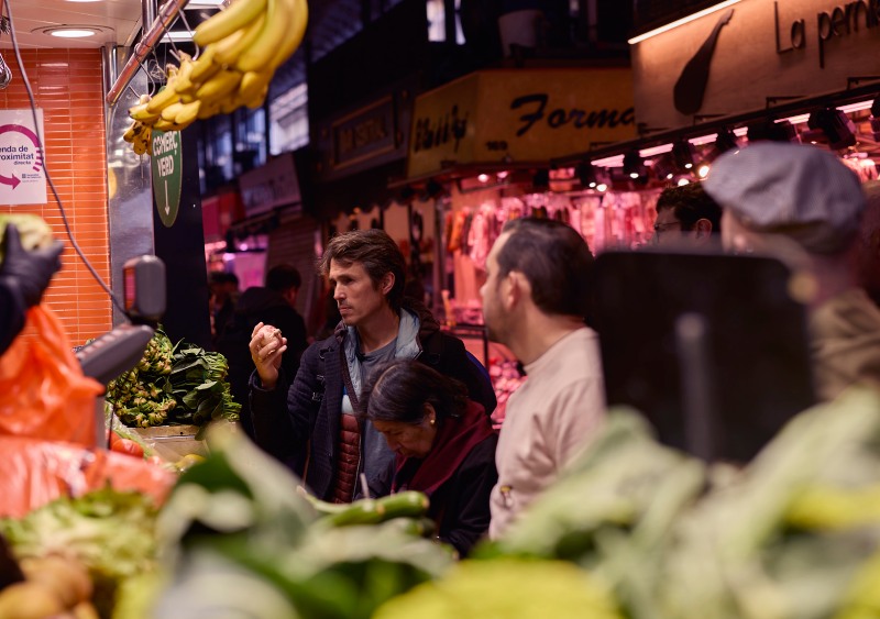 Cenas improvisadas Fismuler Barcelona: Los comensales y el chef visitan el mercado de La Boqueria.