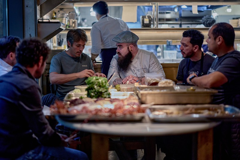 Cenas improvisadas Fismuler Barcelona: Los comensales y el chef comentan juntos el menú antes de prepararlo y degustarlo.