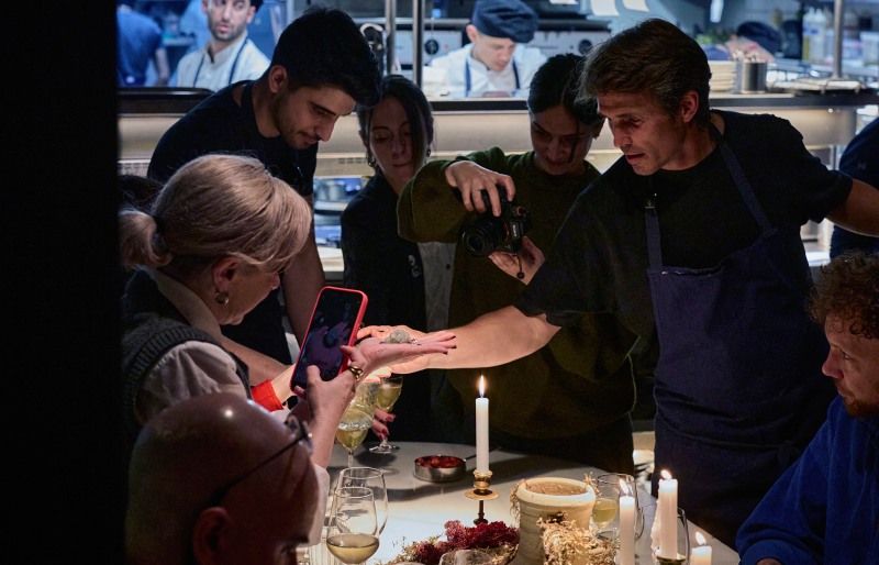 Cenas improvisadas Fismuler Barcelona: Los comensales y el chef comentan juntos el menú antes de prepararlo y degustarlo.