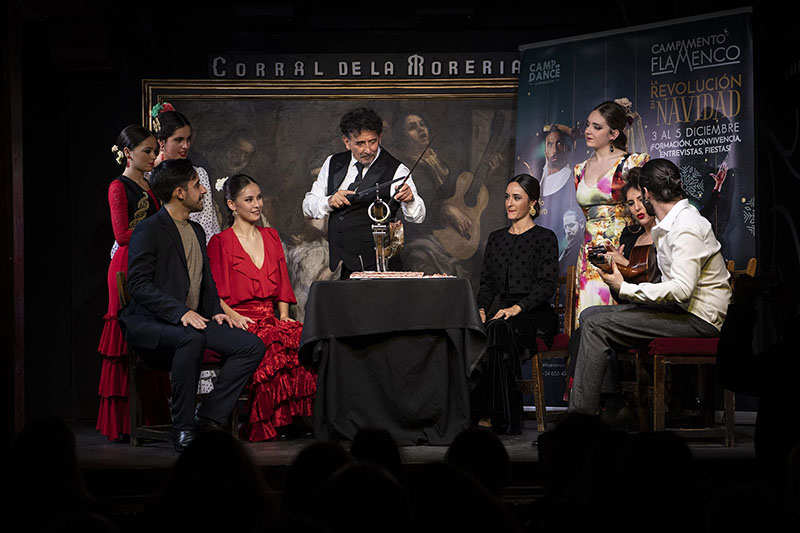 Arte Ibérico: Florencio Sanchidrián cortando jamón en un espectáculo flamenco