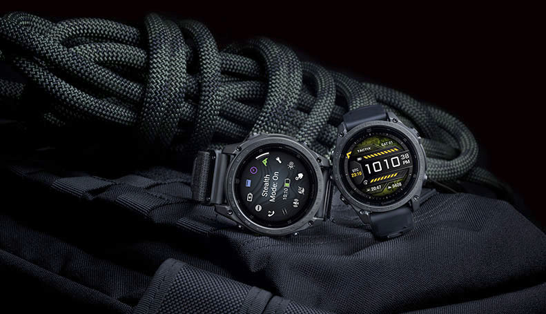 Garmin Tactix 8 junto a equipo táctico, con pantalla encendida mostrando funciones avanzadas