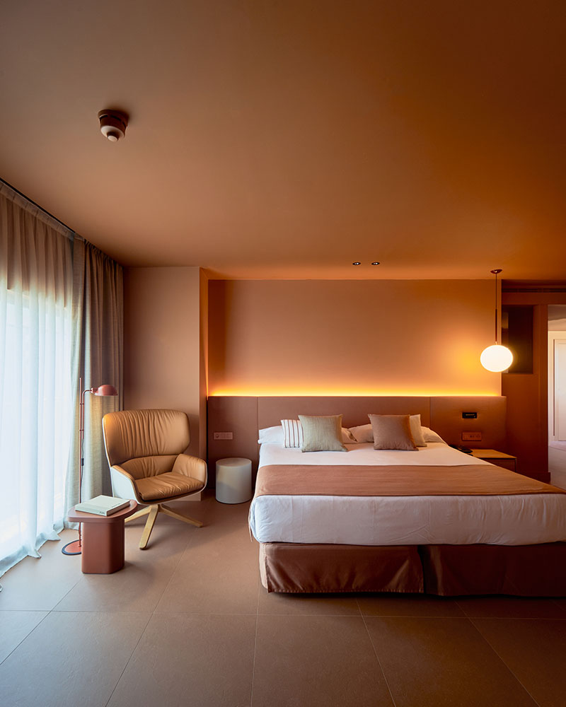 Habitación del Hotel Princess Barcelona en tonos terracota, modernizada por Isern & Associats