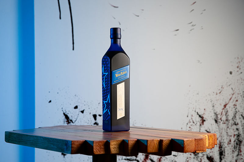 Menú de Playing Solo: una botella de Johnnie Walker Blue Label Ice Chalet