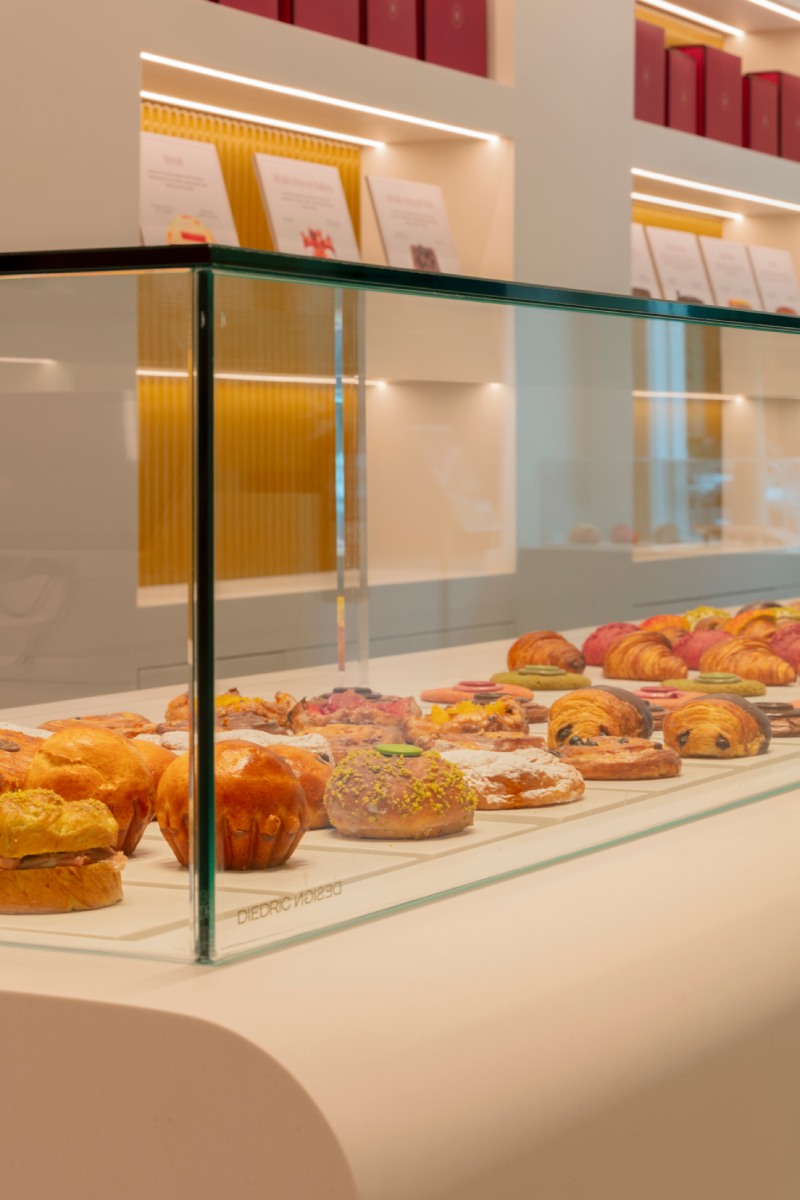 La Pastisseria Barcelona: el nuevo diseño no cambia su propuesta dulce, con pasteles e individuales.